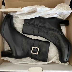 la Canadienne Katie Buckle Boots
